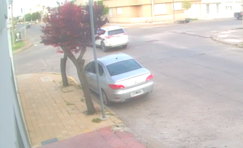 Violento choque entre una moto y una camioneta: un hombre herido